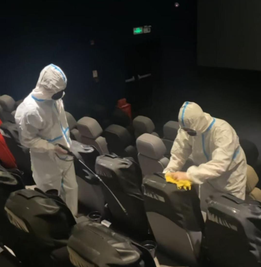 上布满白色虫卵当地影院回应冰球突破网站女子发现座椅(图3)